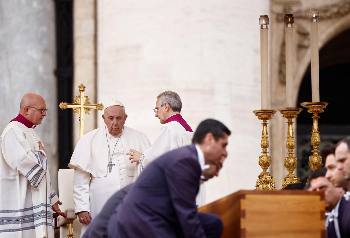 El Papa Francisco mira el ataúd del ex Papa Benedicto durante su funeral, en la Plaza de San Pedro en el Vaticano.