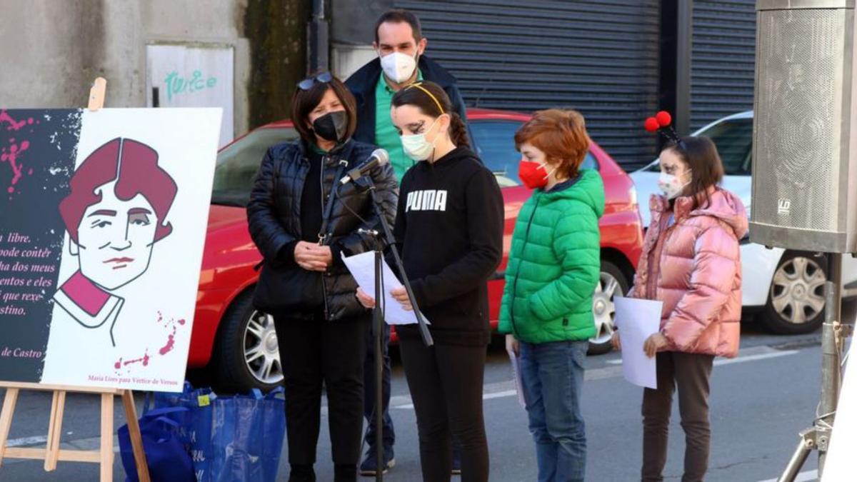 Alumnos leen obras de Rosalía, ayer, en Carral. |   // LA OPINIÓN