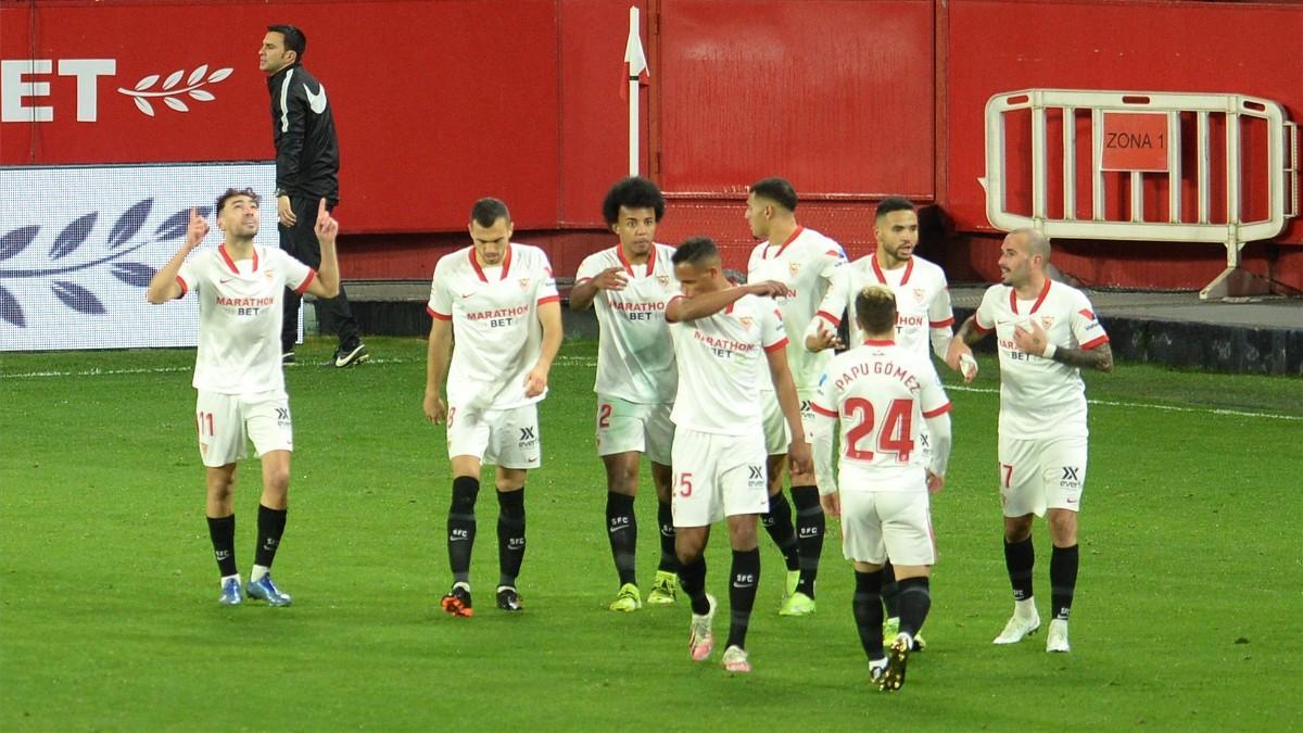 Los jugadores del Sevilla celebrando el tanto de Munir