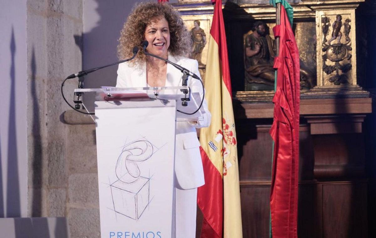 Arriba, Renata López, Premio Mujer Empresaria 2025. Izquierda, entrega del Premio Industria a Lácteas Cobreros. Derecha, Eloy y Pablo Peláez, propietarios de El Redondel, Premio Comercio. | JOSE LUIS FERNÁNDEZ