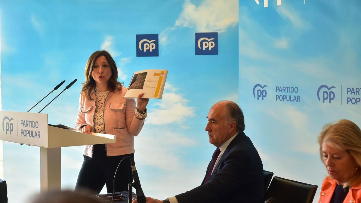 La presidenta del PP de Málaga, este lunes, con el estudio informativo sobre la prolongación de la conexión férrea en la Costa del Sol.