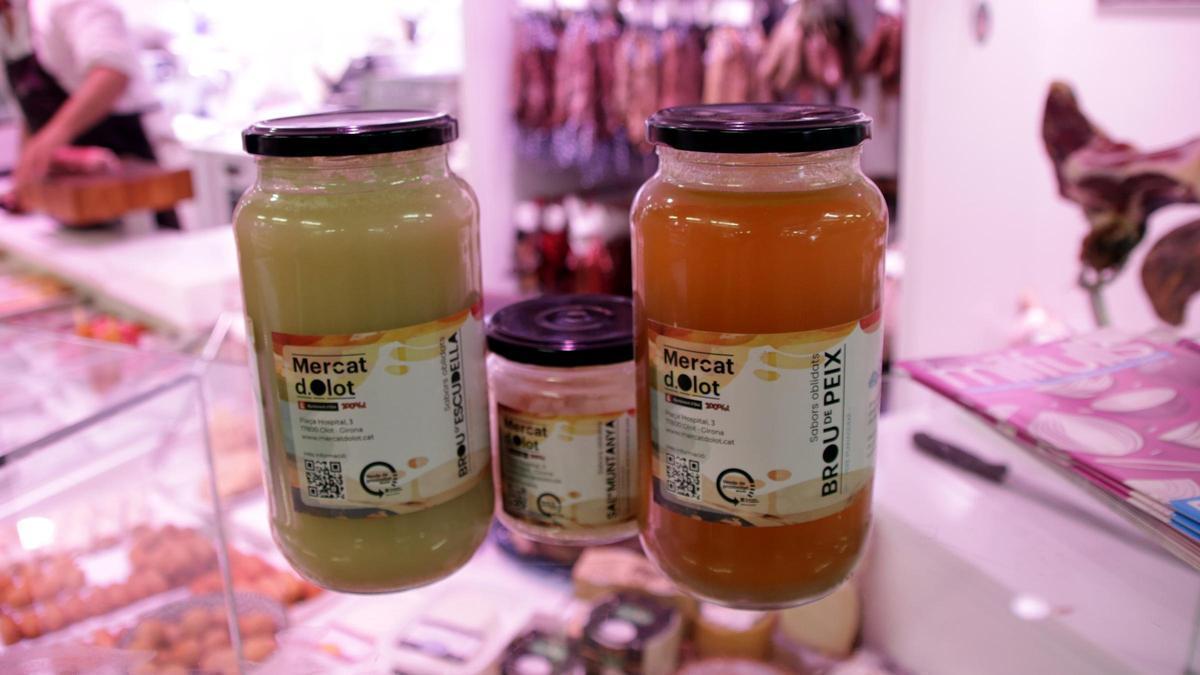 Els productes del projecte 'Minva', en una parada del mercat d'Olot exposats.