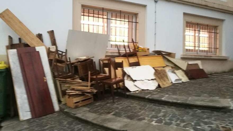 El vertido de sillas, puertas, tablas y mesas en la rúa Pescadería de Betanzos.