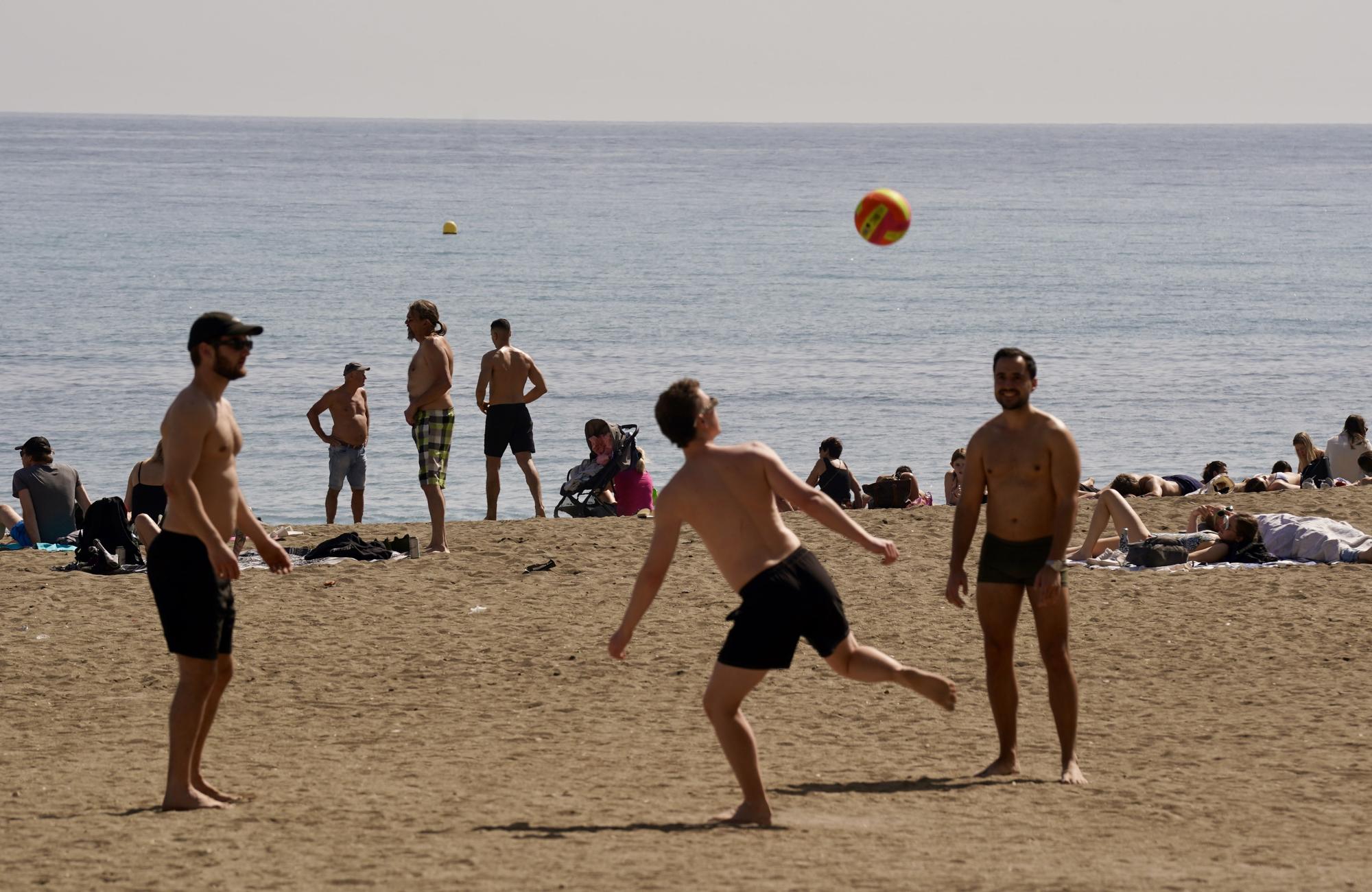 Malagueños y turistas toman el sol en la playa de la Malagueta, el 14 de marzo.