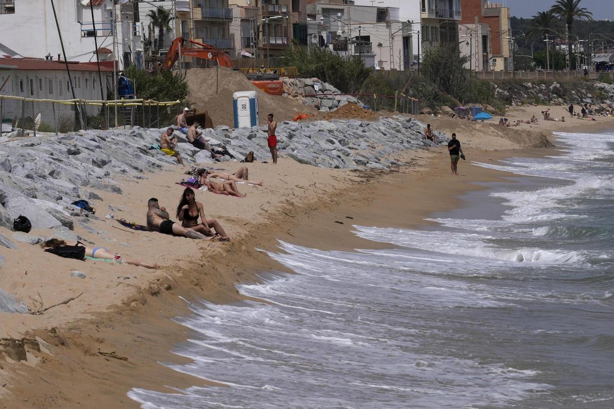 Playa de Montgat afectada por la falta de arena.