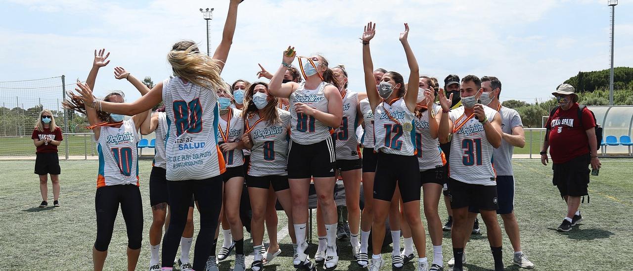 Las San Juan Dolphins levantando el trofeo de campeonas de la Spanish Flag Bowl.