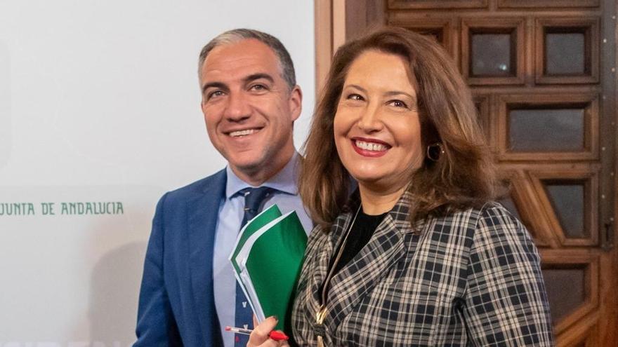 La consejera de Agricultura, Carmen Crespo, y el consejero de la Presidencia, Elías Bendodo, durante la comparecencia tras la reunión que el Consejo de Gobierno de la Junta de Andalucía ha celebrado hoy en Sevilla.