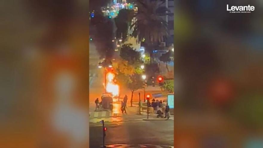Arden dos contenedores en la calle Colón de València
