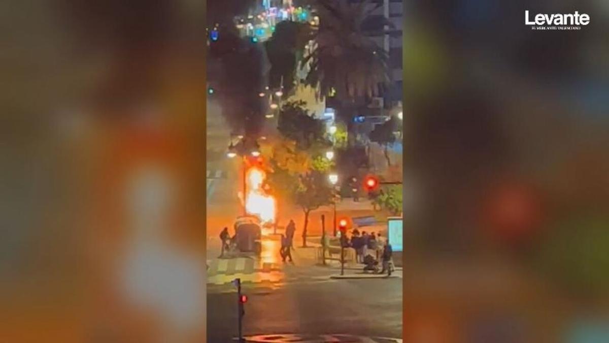 Arden dos contenedores en la calle Colón de València