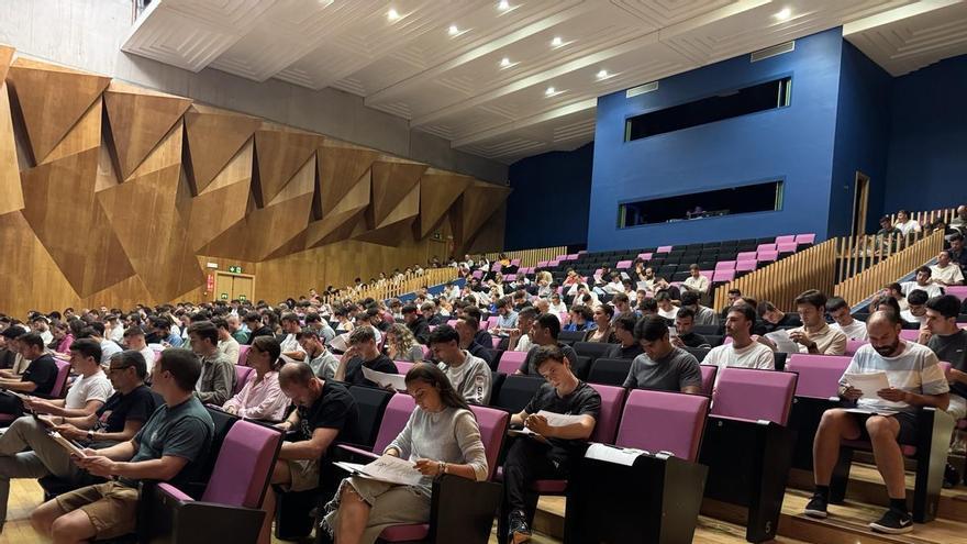 Un total de 264 aspirantes se examinan para acceder a 6 plazas en la Policía Local de Siero