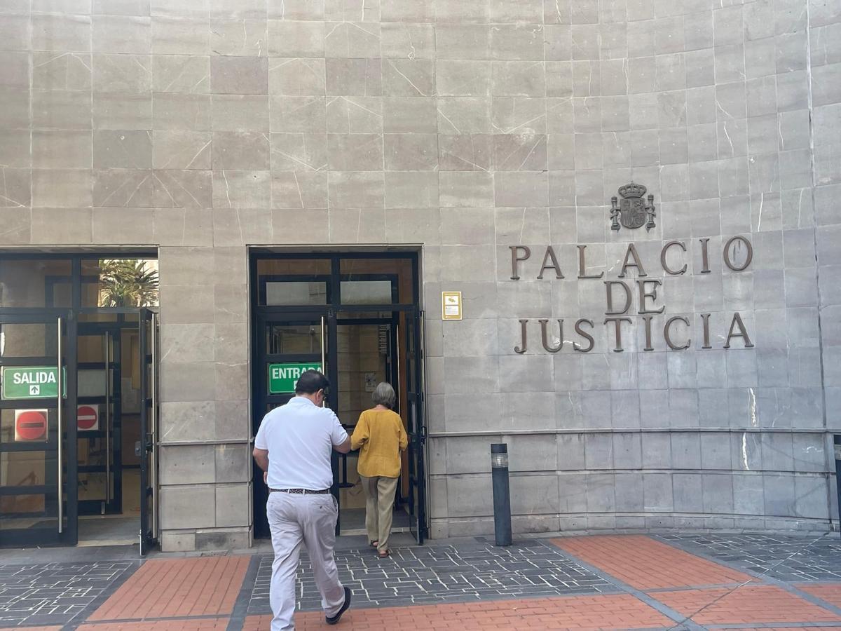 Varias personas acceden al Palacio de Justicia de Santa Cruz de Tenerife.