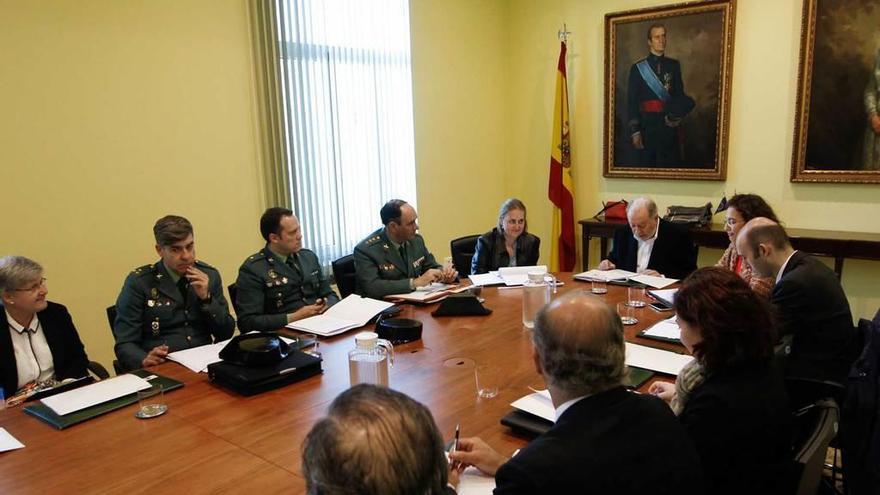 Un momento de la reunión de la Comisión de Tráfico, presidida por el delegado del Gobierno, Gabino de Lorenzo.