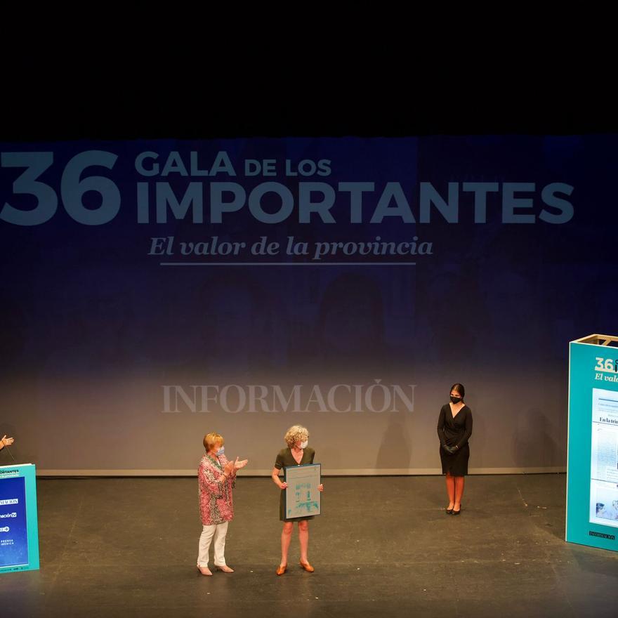 Rosa Louis recibe el Importante del mes de enero de manos de la consellera de Sanidad, Ana Barceló