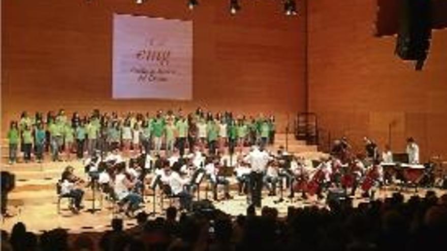 Els alumnes de l&#039;EMG, en un moment del concert a l&#039;Auditori de Girona.