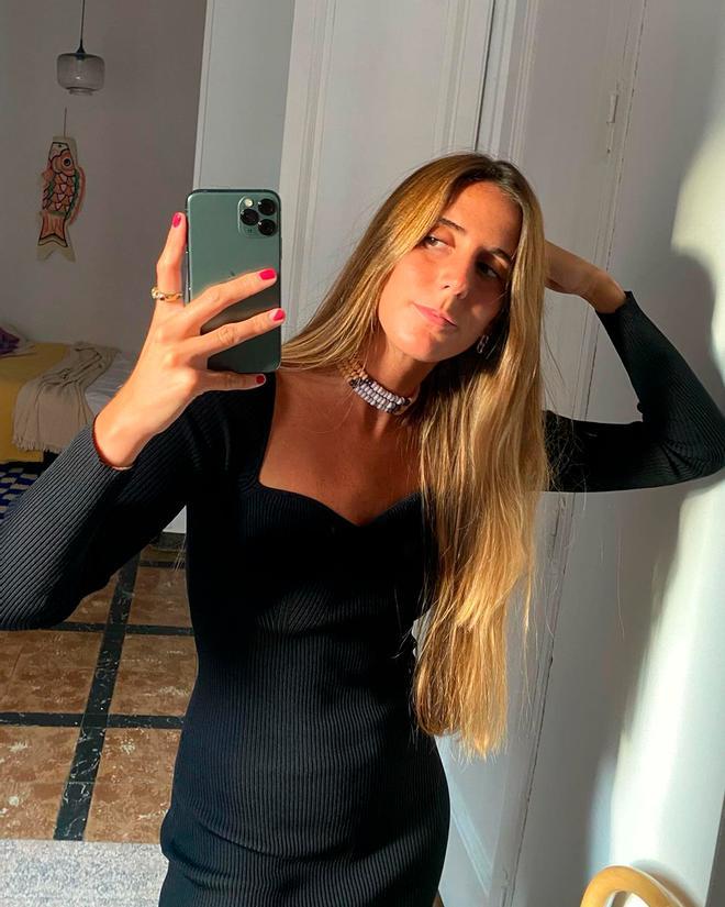 Elisa Serrano con vestido negro de Mango y collar de Gilda