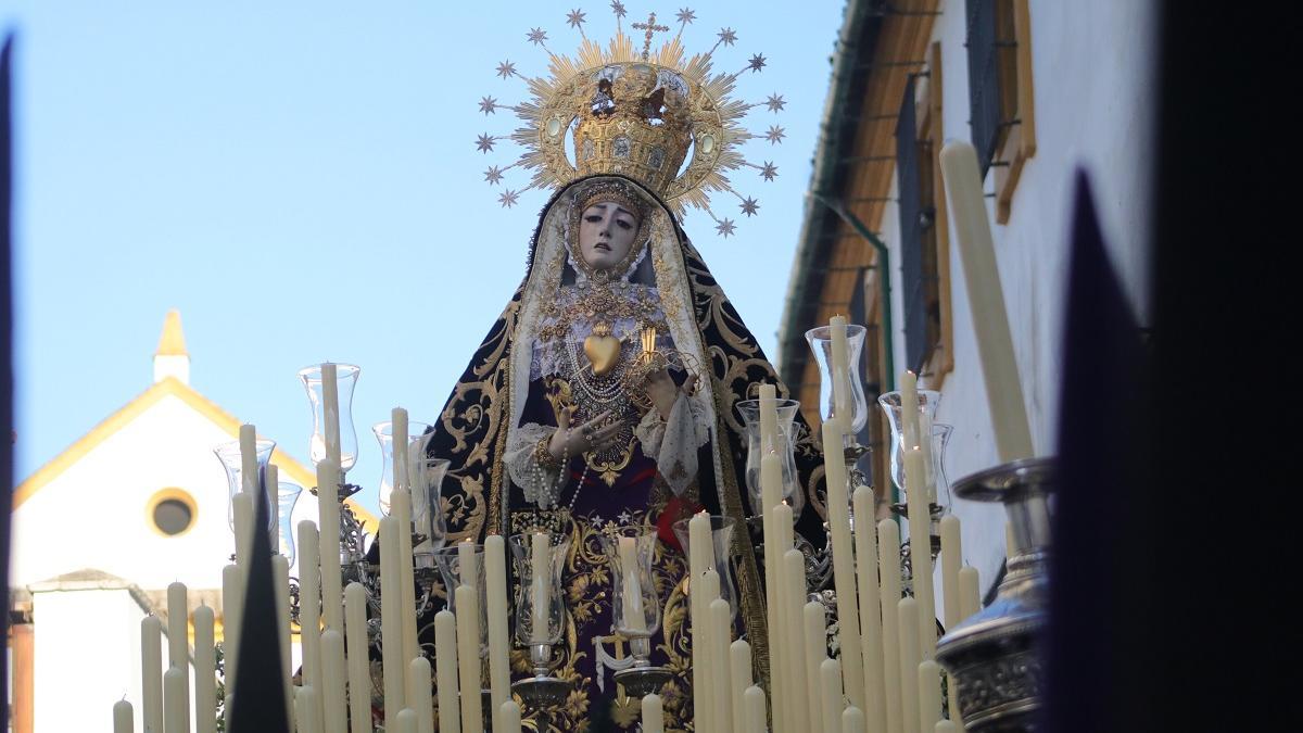 La Virgen de los Dolores, en la plaza de Capuchinos, al inicio de la estación de penitencia.