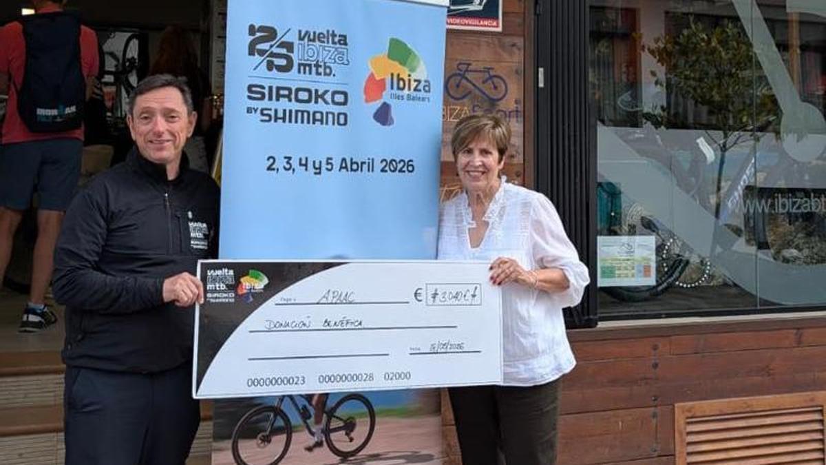 Juanjo Planells y Maribel Martínez, en la entrega del cheque.