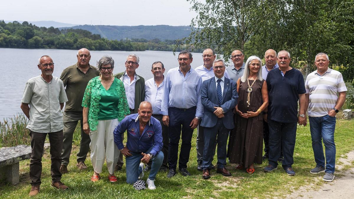 Foto de grupo de los jubilados homenajeados, junto a Luis Menor.
