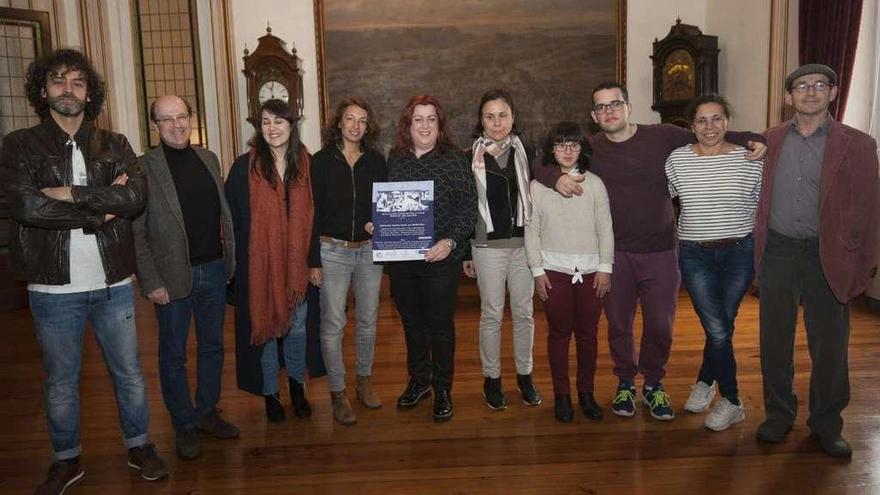 El equipo de &#039;A ollada nas mans&#039;, ayer, en el Concello, con la edil de Igualdade e Diversidade.