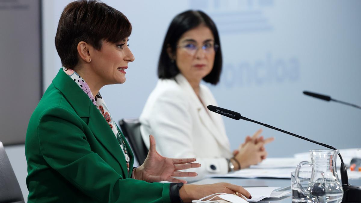 La portavoz del Gobierno y ministra de Política Territorial Isabel Rodriguez  y la ministra de Sanidad, Carolina Darias  durante la  rueda de prensa tras el Consejo de Ministros celebrado, este jueves, en el Palacio de la Moncloa en Madrid.