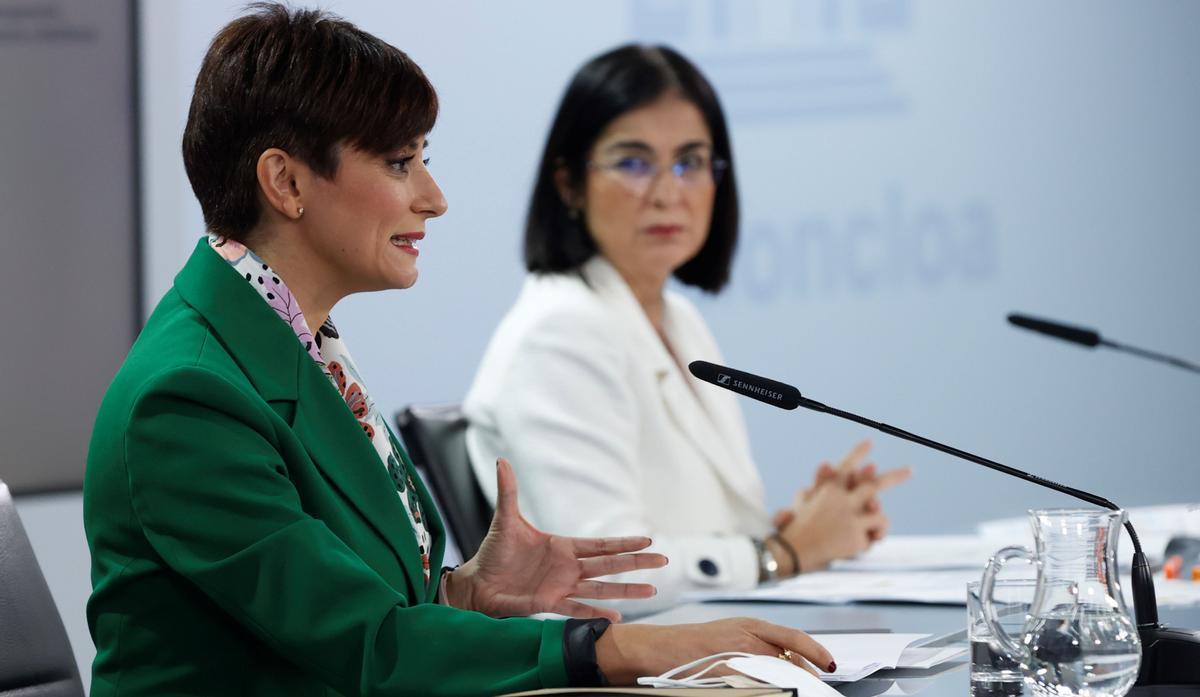 La portavoz del Gobierno y ministra de Política Territorial Isabel Rodriguez  y la ministra de Sanidad, Carolina Darias  durante la  rueda de prensa tras el Consejo de Ministros celebrado, este jueves, en el Palacio de la Moncloa en Madrid.