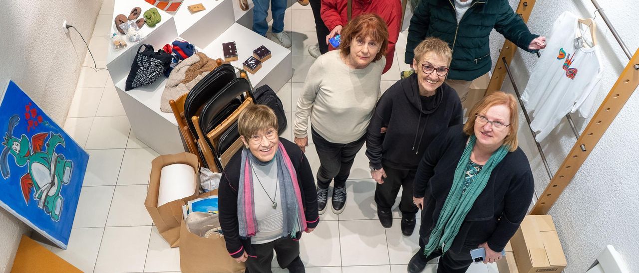 En primer terme, Montserrat Mira, Carme Porcel, Dolors Pinyot i Neus Casasayas, voluntàries de La Botiga del Comerç Just