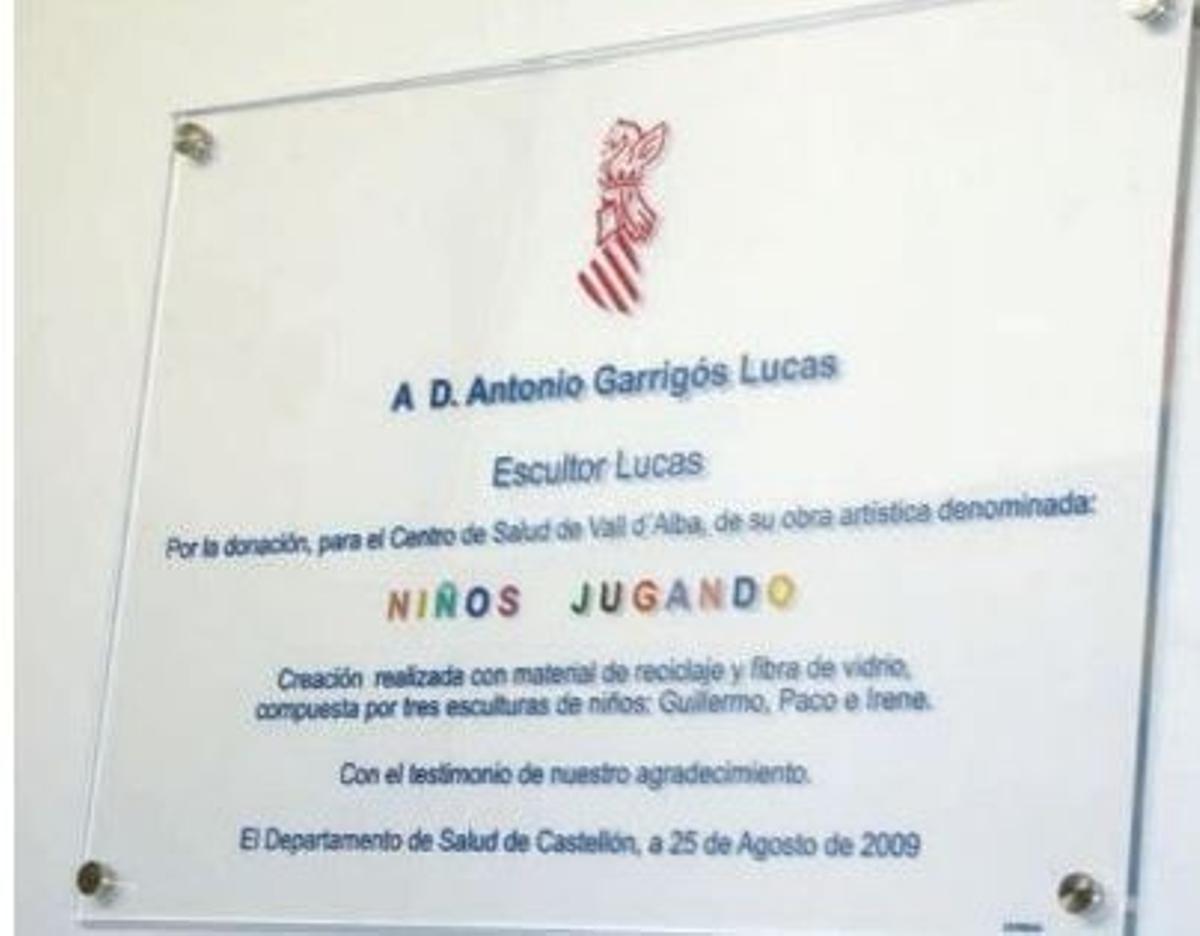 Placa en agradecimiento al líder de la secta.
