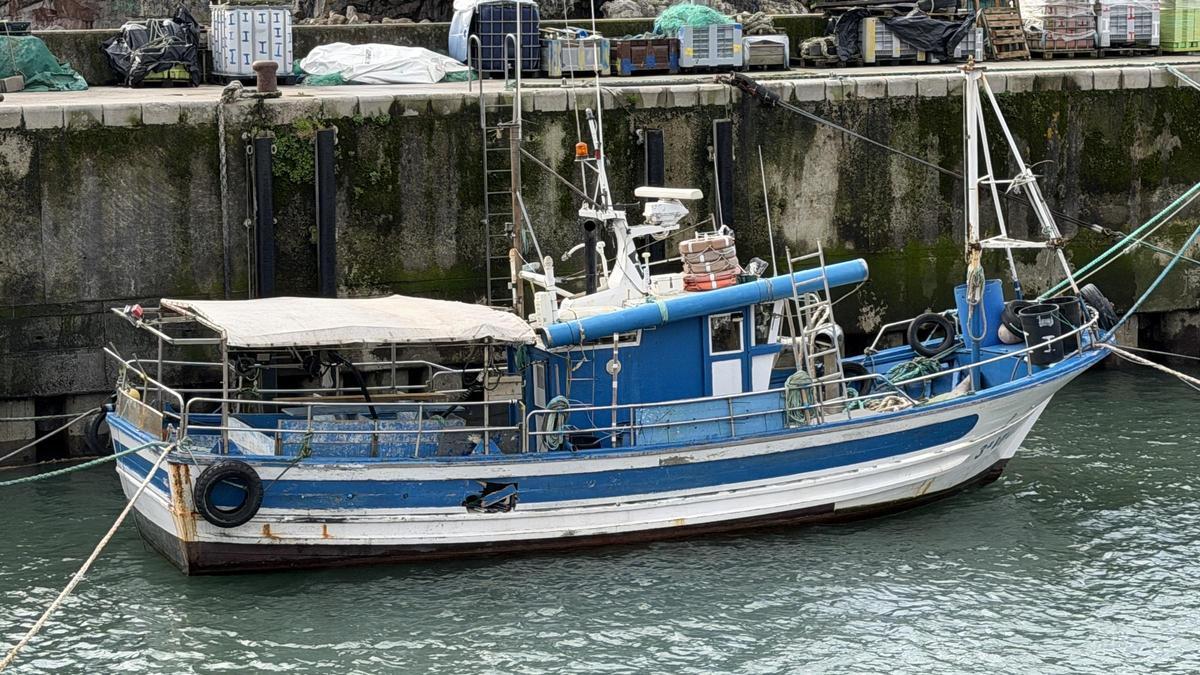 El pesquero llanisco dañado por el velero holandés, con el boquete visible en el casco.