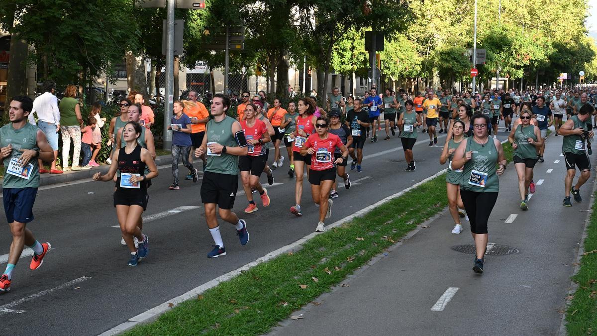 Los participantes llegando al Arco del Triunfo