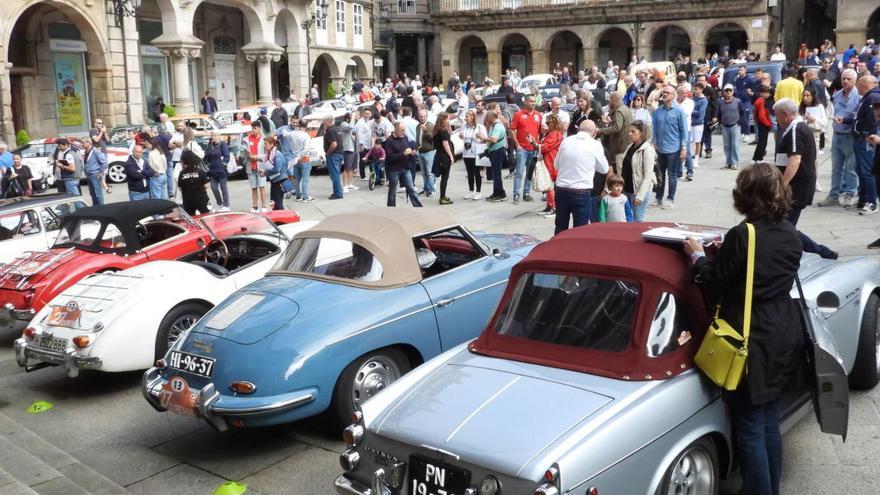 Los ourensanos se congregaron en la Plaza Mayor para disfrutar de los vehículos clásicos. |  // F. CASANOVA