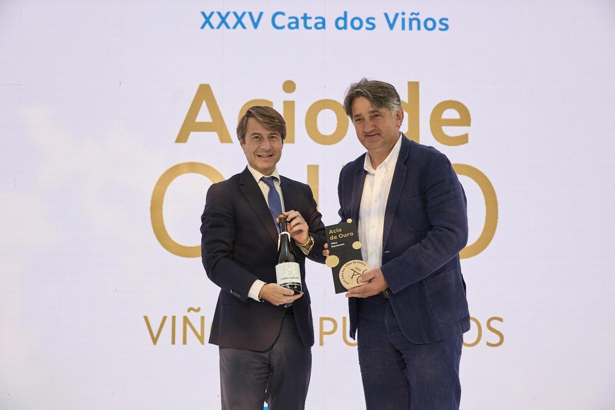 Roque Durán (d.) recibiendo el premio al mejor espumoso del año en Galicia.