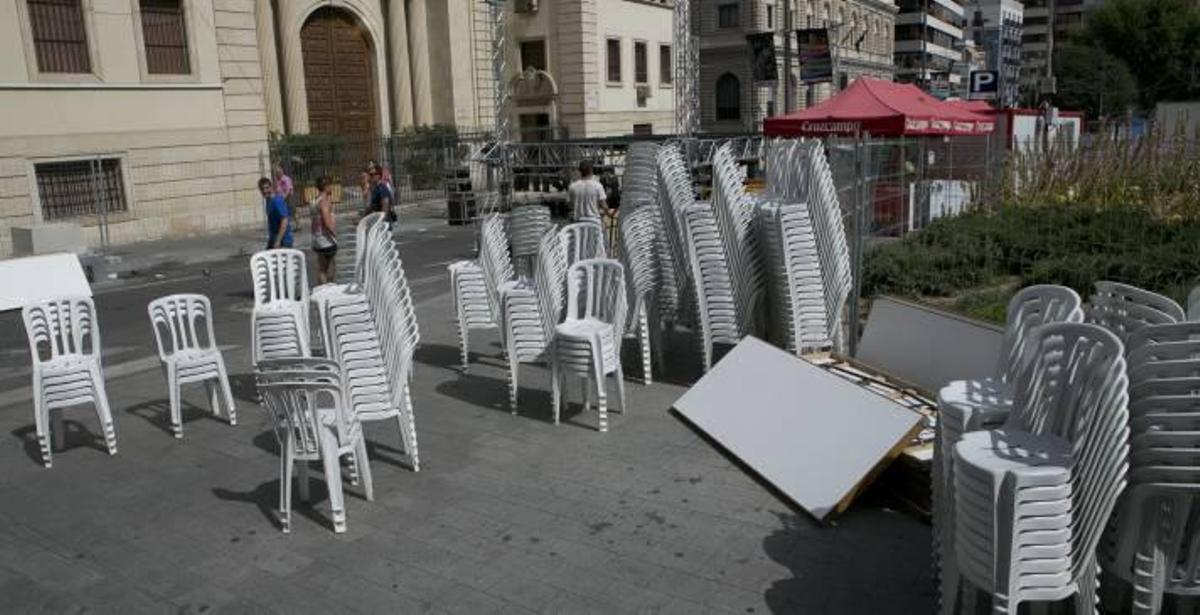 Los racós reducen precios y ofrecen más actividades para conseguir alquilar las mesas