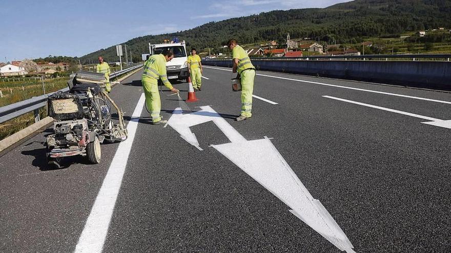 Imagen de la autovía de O Salnés cuyo pavimento vuelve a renovarse. // Iñaki Abella