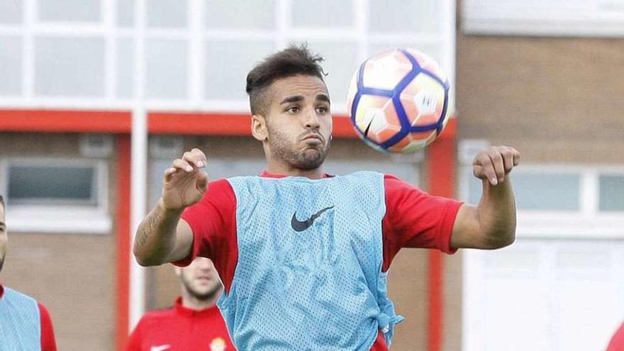 Douglas controla el balón con el pecho.