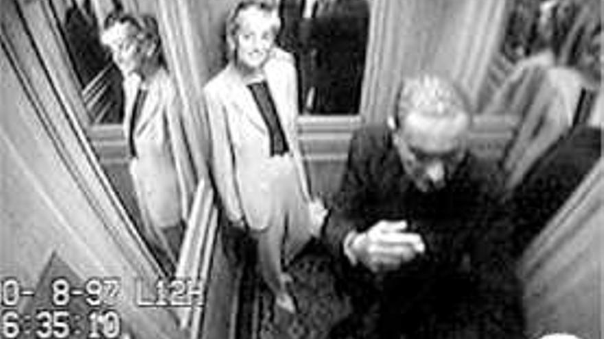 la última foto. 

Diana y Al Fayed salen del Ritz de París antes de la tragedia
