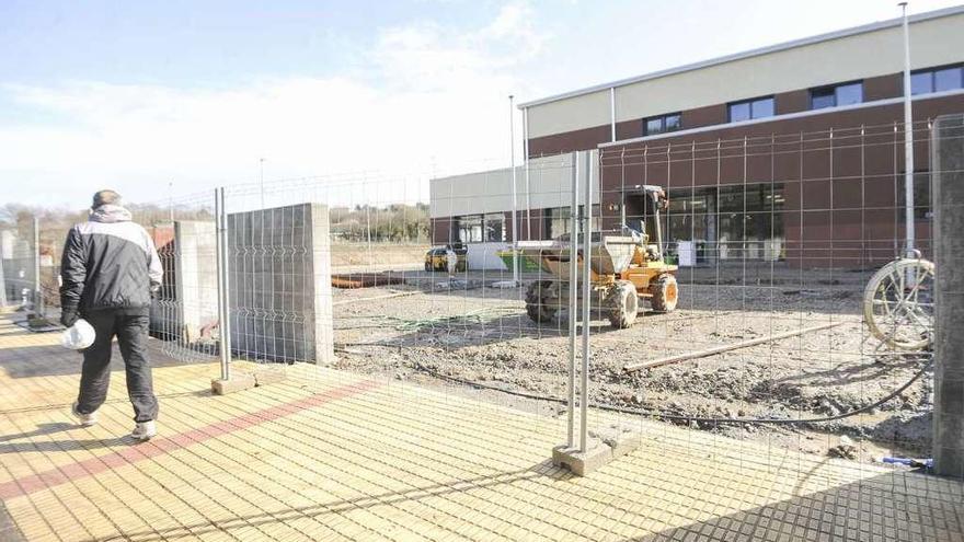 El nuevo colegio de Rutis, con las últimas obras para ponerlo a punto, la semana pasada.