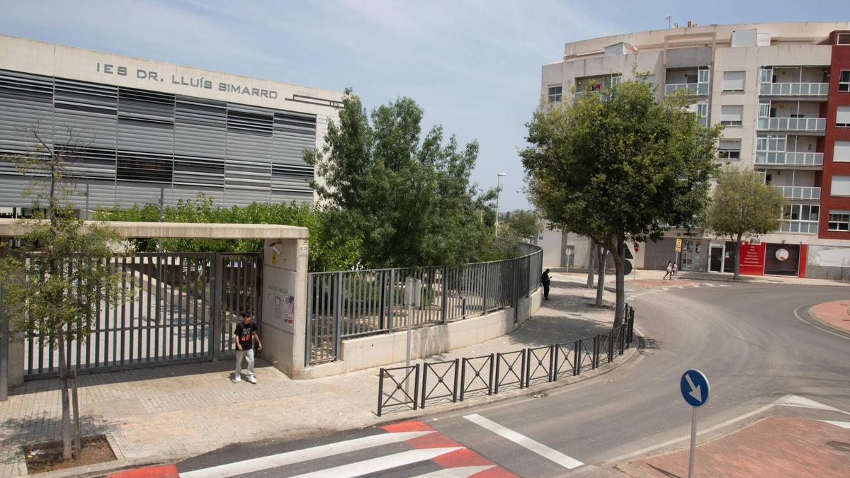 Imagen panorámica del exterior del IES Simarro de Xàtiva, captada durante la jornada de ayer.