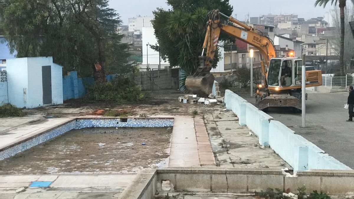 Una máquina trabajando en las obras de la piscina de verano de l'Olleria