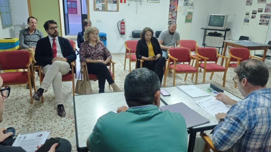 La Junta Municipal de La Puebla-La Aparecida, en la reunión mantenida el pasado miércoles.