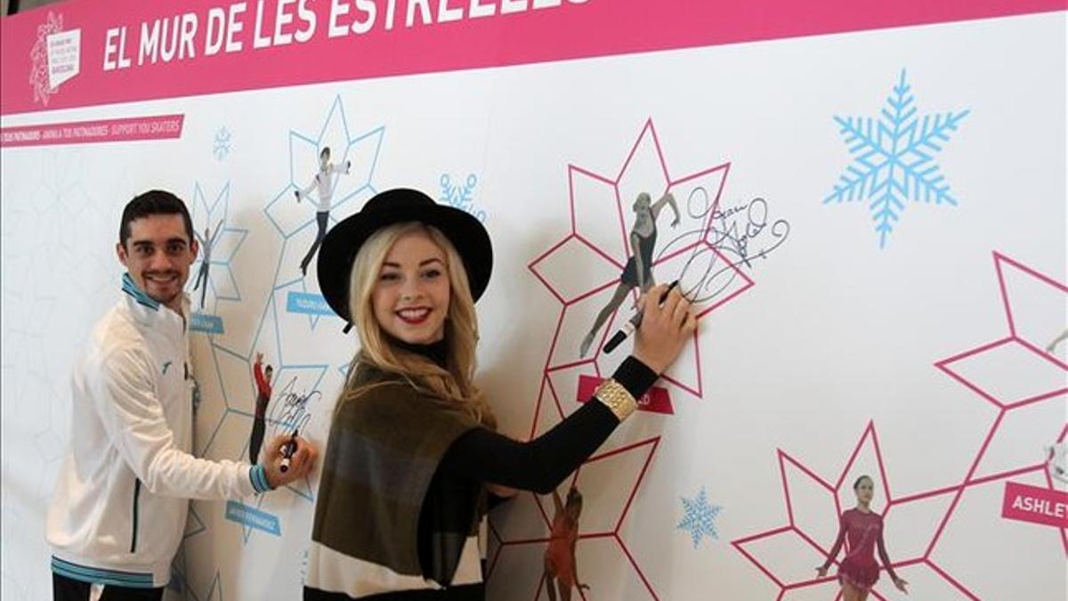 Javier Fernández y Gracie Gold, campeones del mundo, firmando en el 'Muro de las Estrellas'