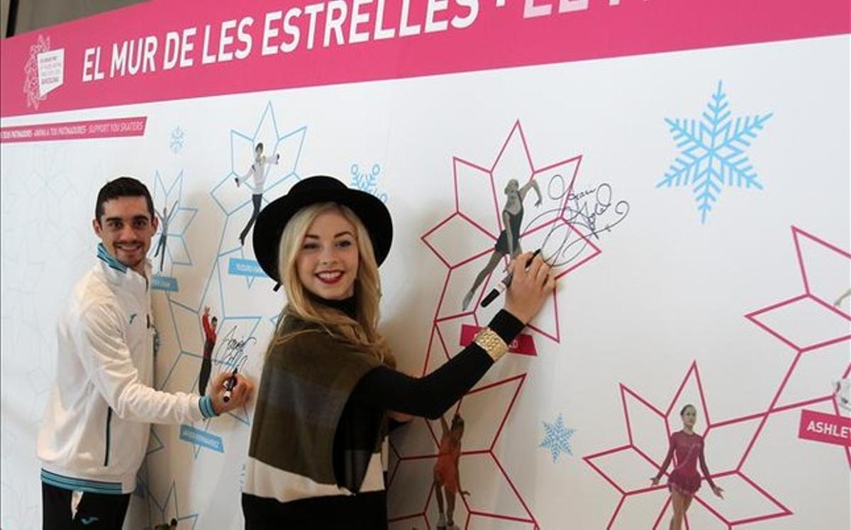 Javier Fernández y Gracie Gold, campeones del mundo, firmando en el 'Muro de las Estrellas'