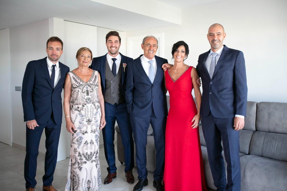 Los Soldevila, hijos y esposa, con Toni en el centro, en una imagen cedida por la familia