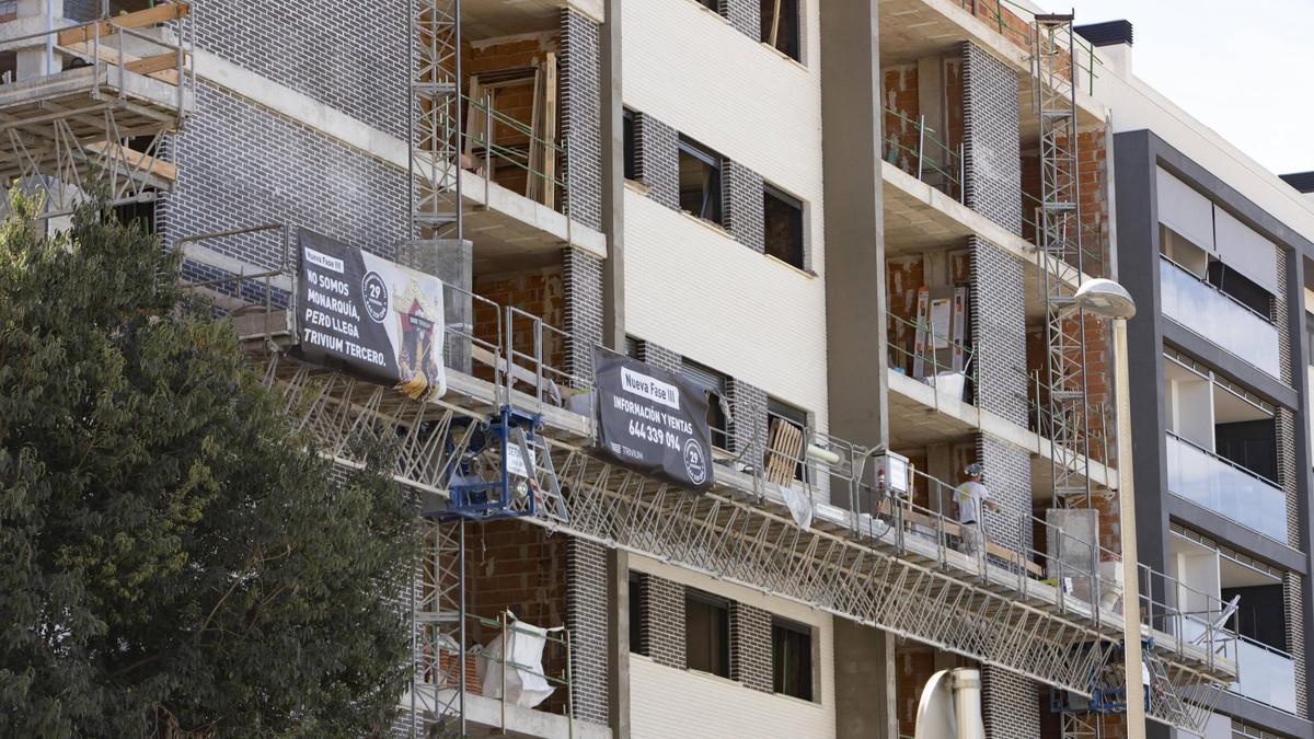 Operarios trabajando en una obra de construcción de viviendas en Xàtiva.