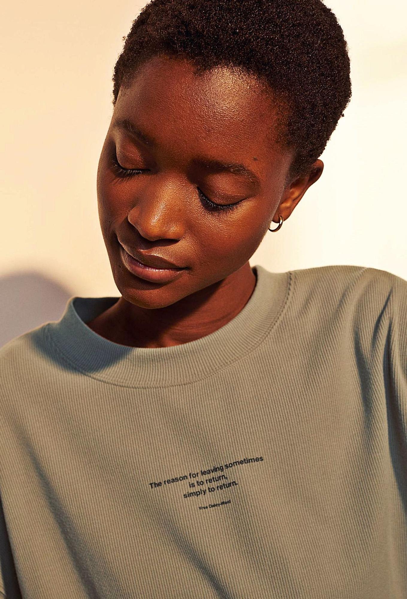 Yrsa Daley, con una sudadera de HM con sus versos 