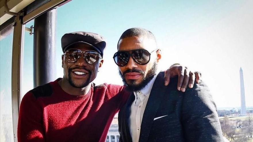 El campeón mundial Floyd Mayweather (izq) junto a ‘Treasure’ Theophane. | D..I.