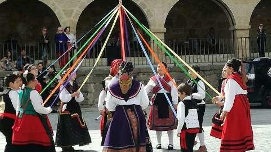 El festival de tamborileros y dulzaineros anima las calles y la Plaza Mayor de Fermoselle