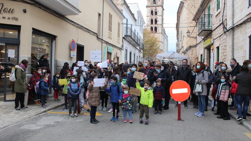 El colegio Pedra Viva de Binissalem se manifiesta contra la falta de calefacción