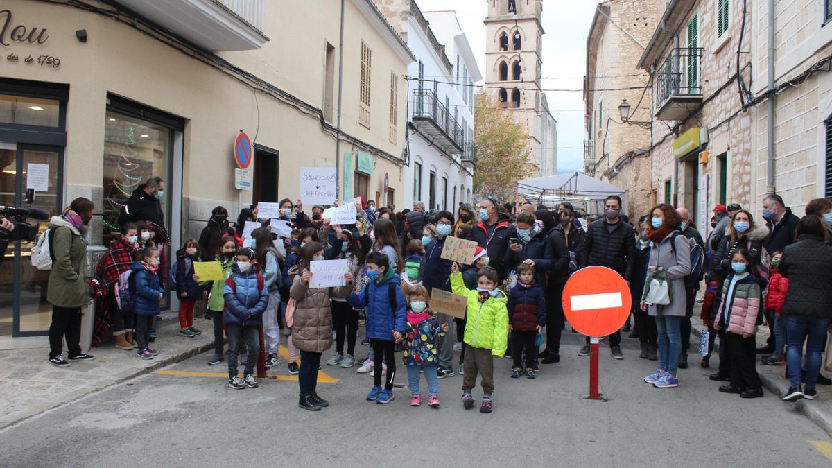 La concentración se ha producido esta mañana frente al ayuntamiento de Binissalem.