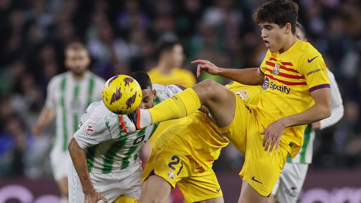 Pau Cubarsí se adelanta a William José en el Betis-Barça del Benito Villamarín.