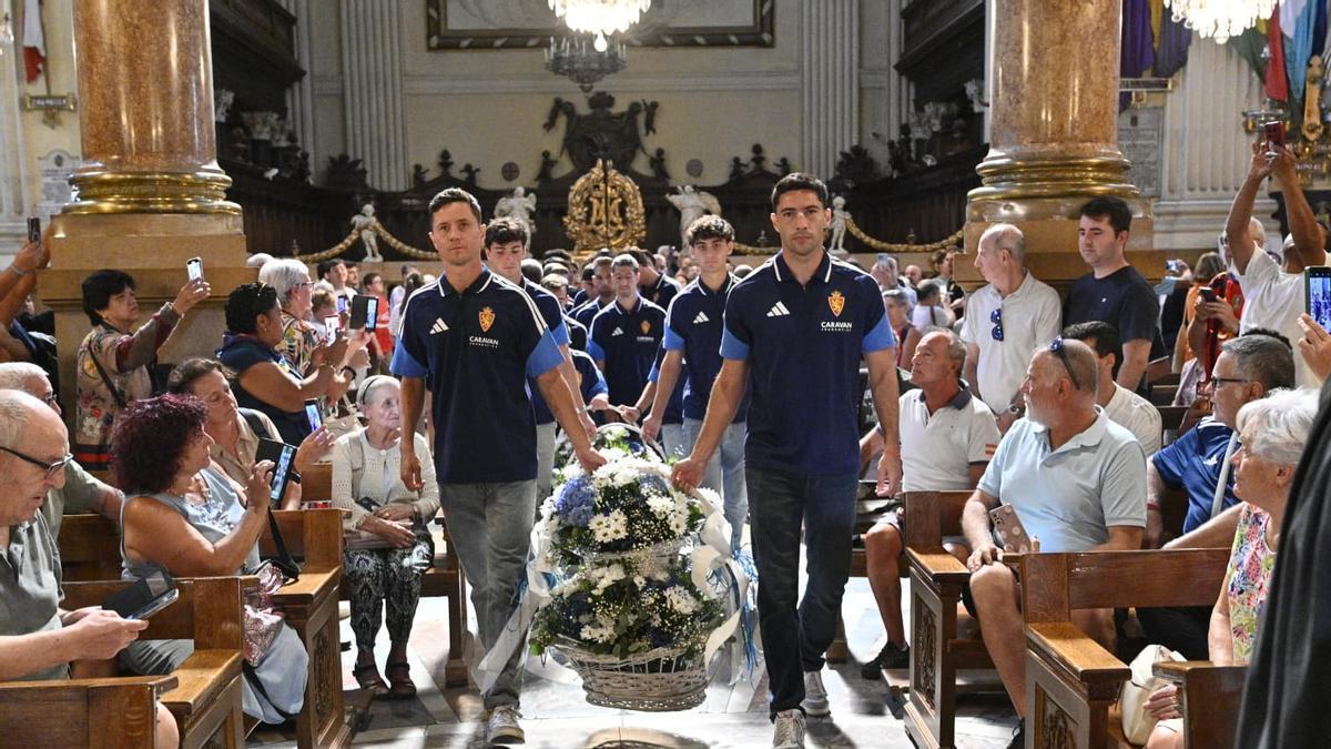 EN IMÁGENES | Ofrenda de flores a la Virgen del Pilar del Real Zaragoza